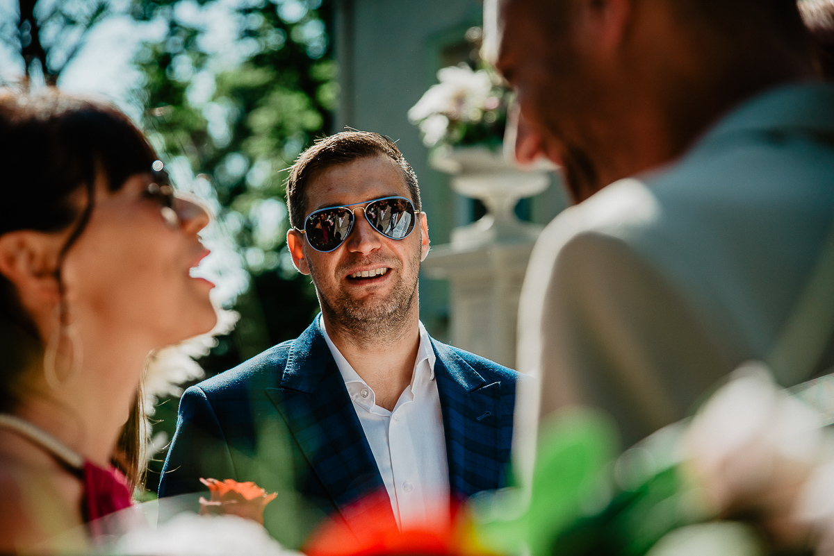 goście składają życzenia parze młodej ślub w plenerze Trójmiasto