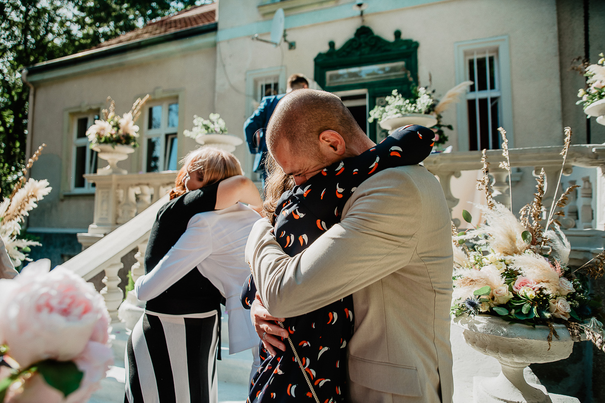 siostra składa życzenia parze młodej ślub w plenerze Trójmiasto