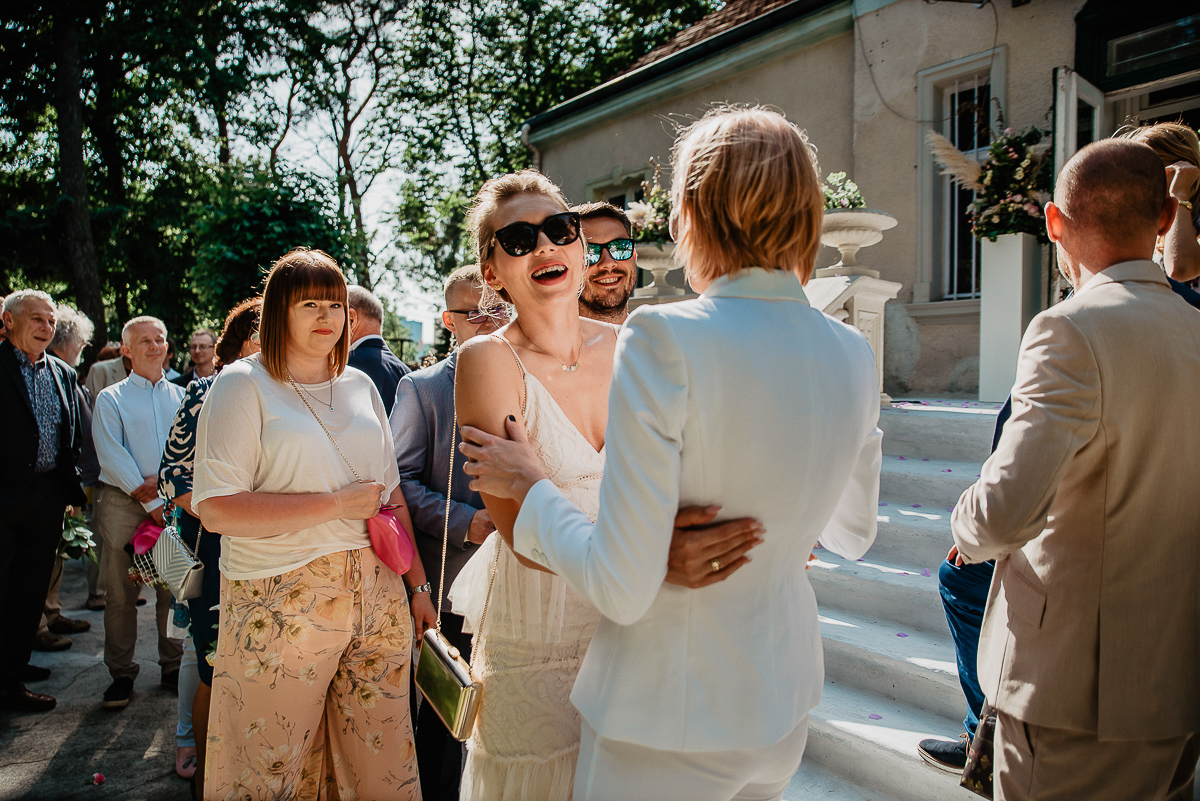 znajomi goście składają życzenia parze młodej ślub w plenerze Trójmiasto