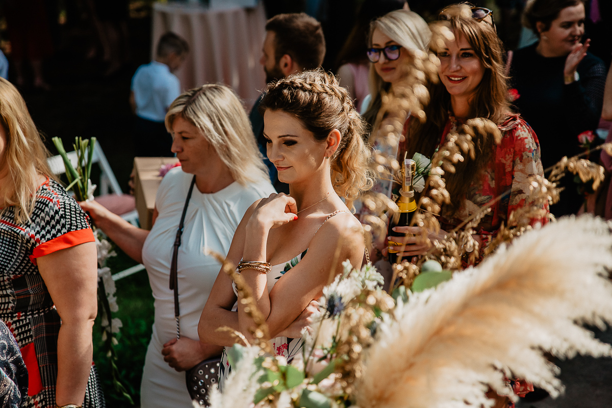 goście składają życzenia parze młodej ślub w plenerze Trójmiasto