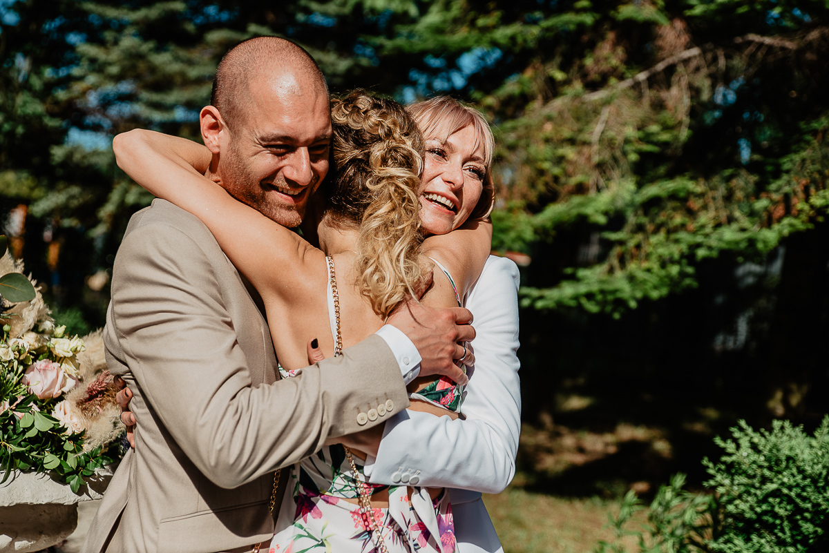 goście składają życzenia parze młodej ślub w plenerze Trójmiasto