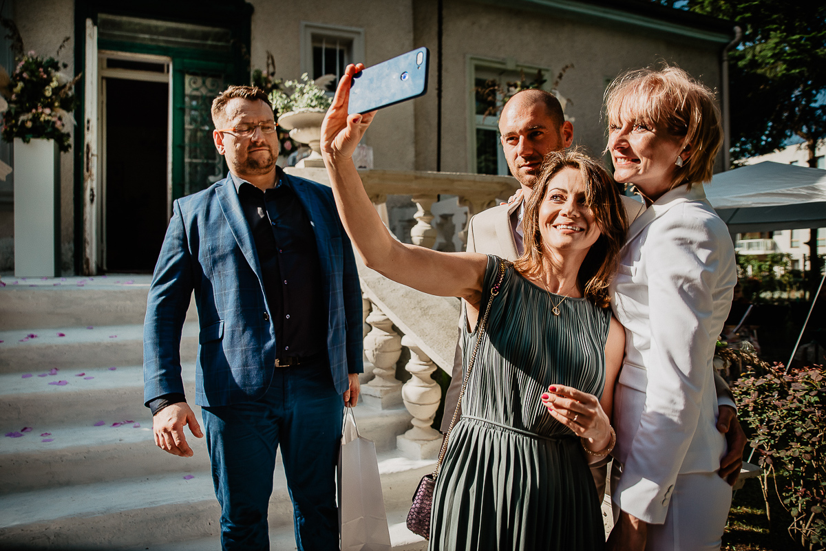 selfie z parą młodą podczas ślubu w plenerze Trójmiasto