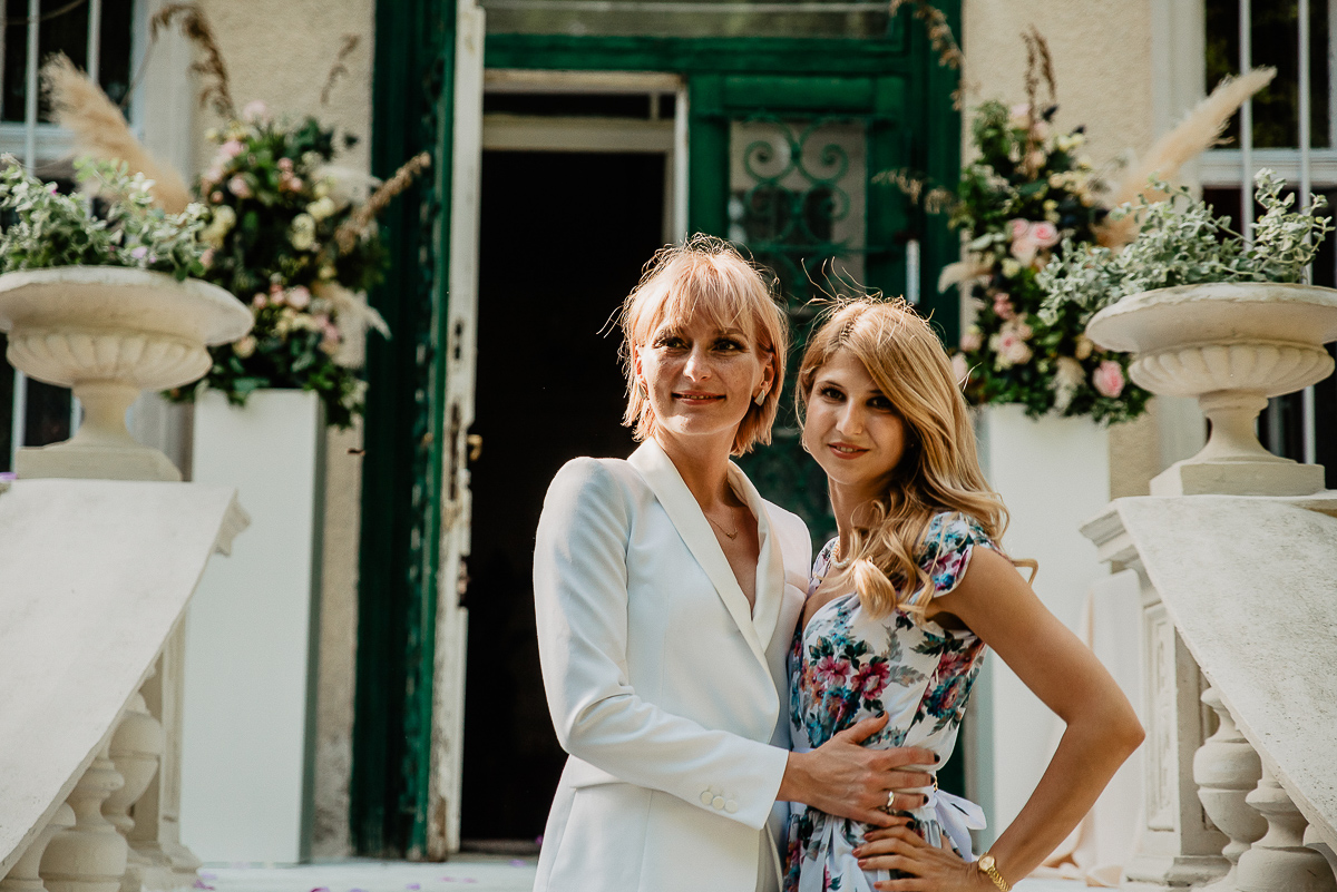 zdjecie panny młodej ze świadkową podczas ślubu