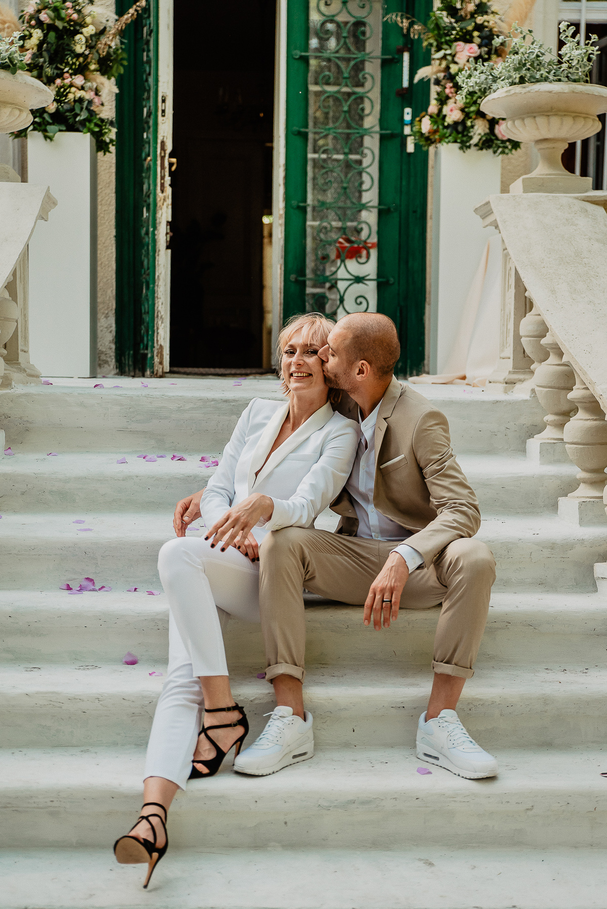 panna młoda w białym garniturku zamiast sukni ślub w plenerze