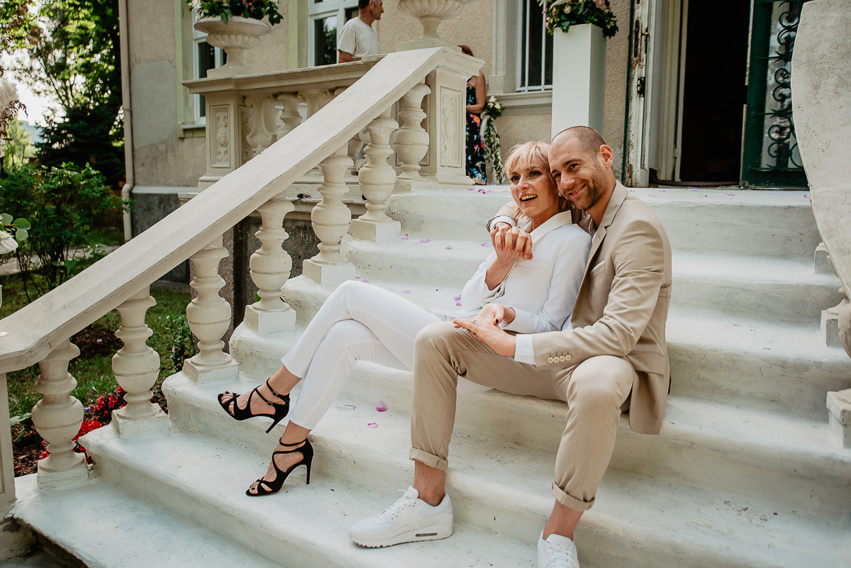 sesja zdjęciowa pary młodej na schodach kamienicy w Gdańsku