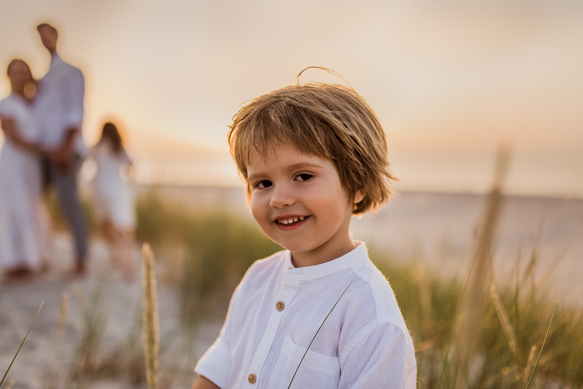 portret chłopca 3 letniego w tle morze i zachód słońca