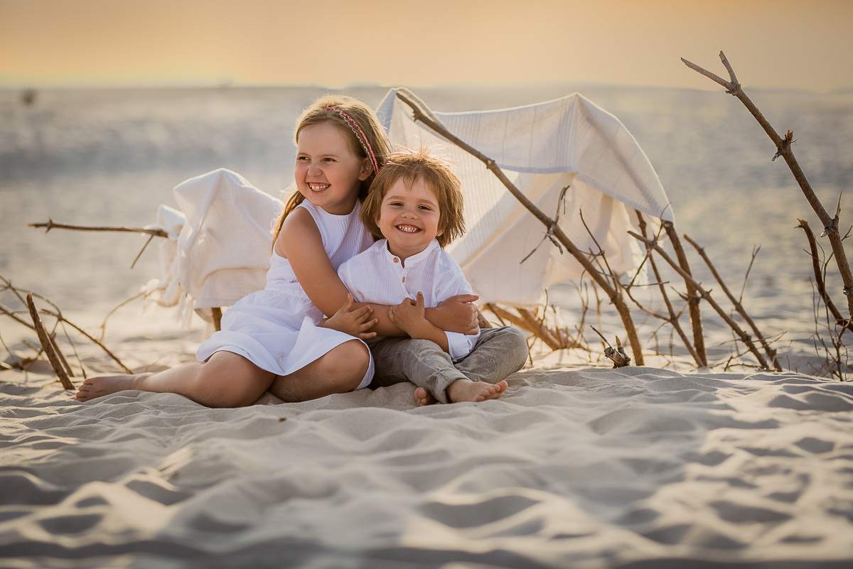 dzieci bawią się na plaży namiot patyki Sesja rodzinna nad morzem 