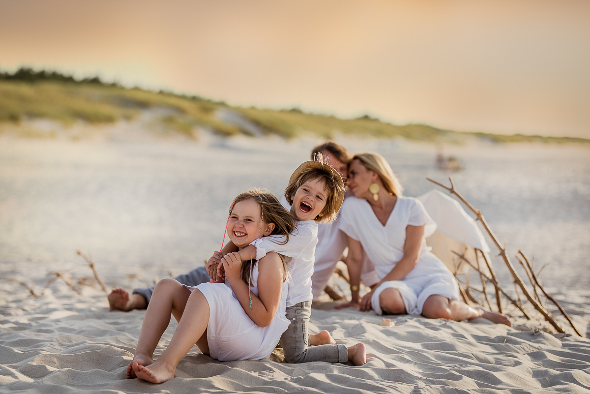 rodzina spędza czas na plaży Sesja rodzinna nad morzem 