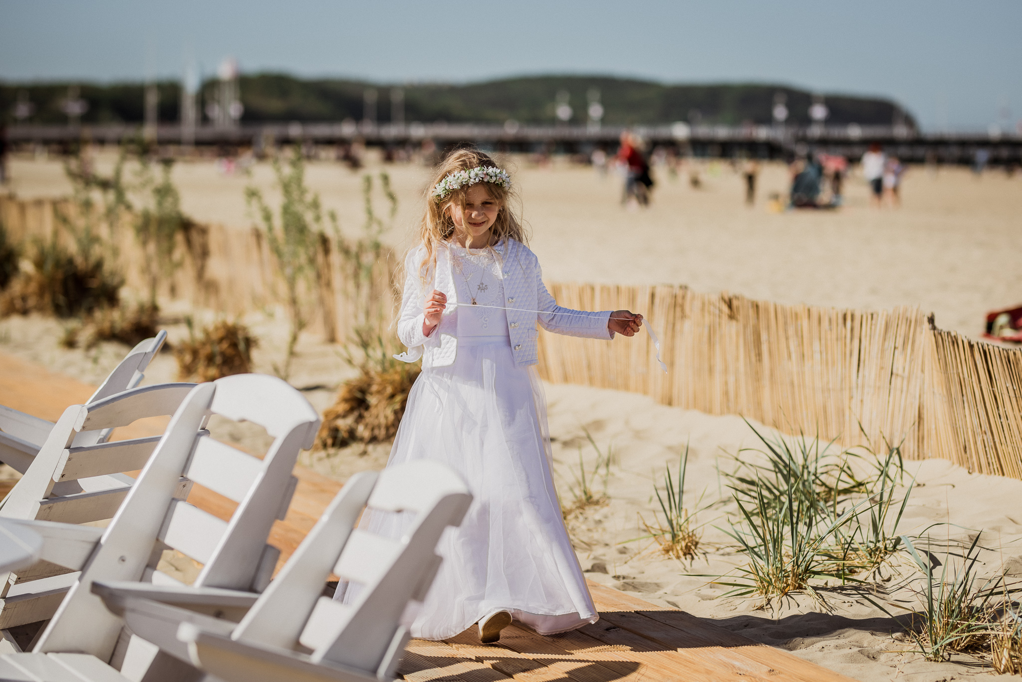 dziewczynka pierwsza komunia święta sesja zdjęciowa reportaż na plaży, Trójmiasto