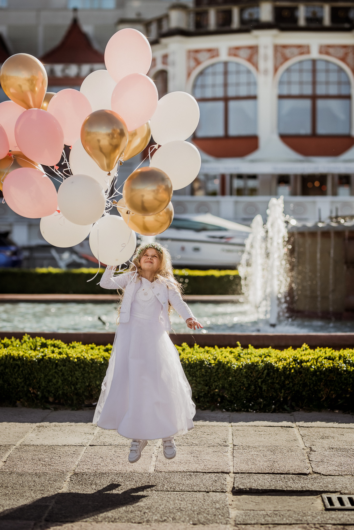 dziewczynka z balonami skacze przed hotelem sheraton Sopot