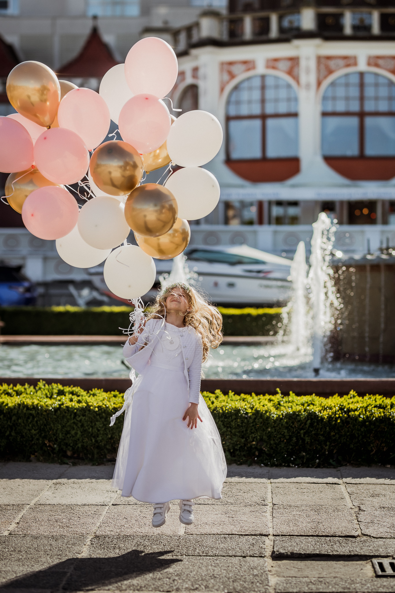dziecko pierwsa komunia dziewczynka z balonami, hotel sheraton sopot