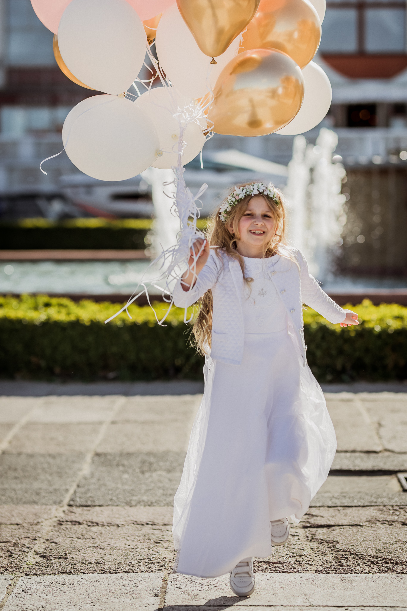 dziecko pierwsa komunia dziewczynka z balonami, hotel sheraton sopot