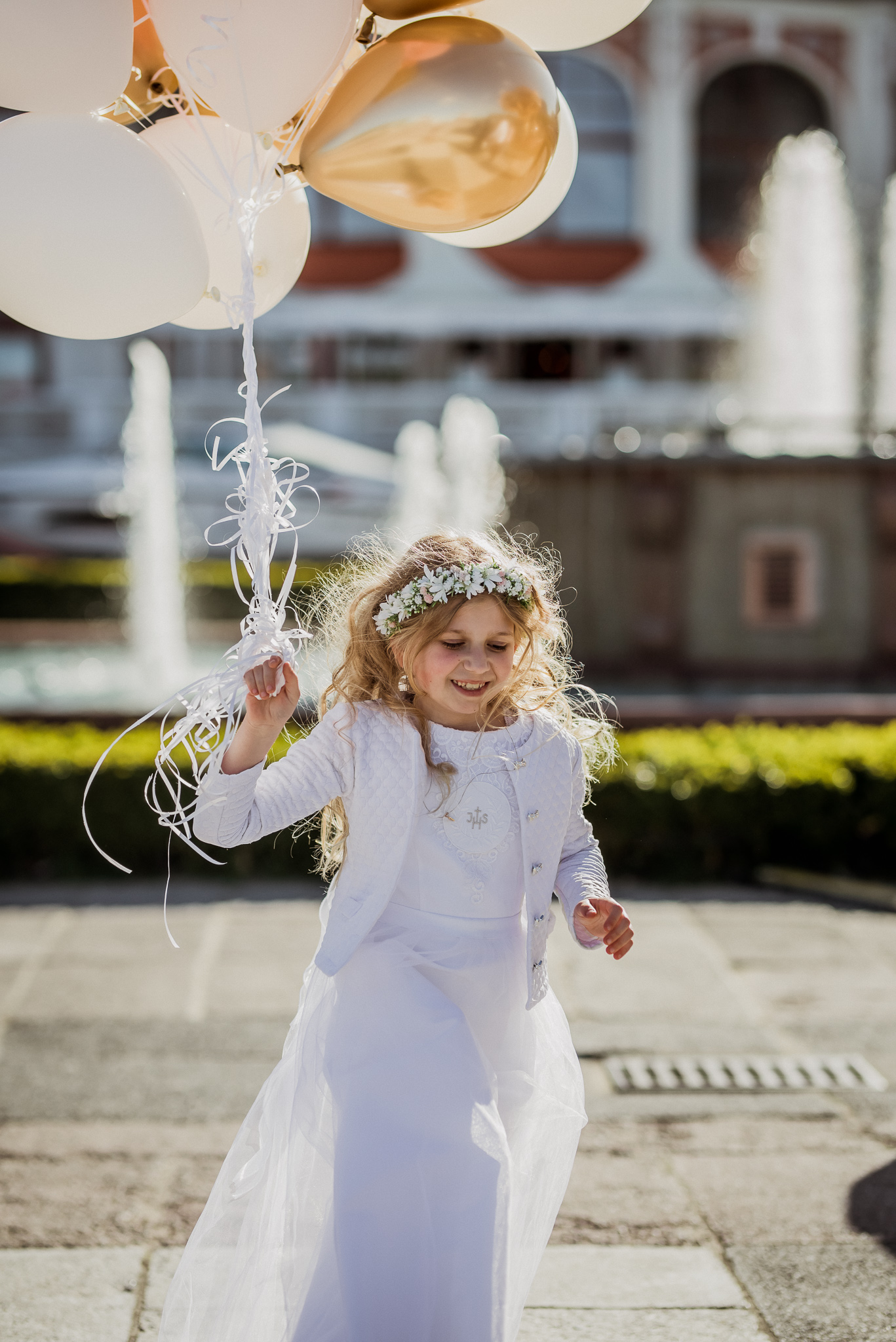 dziewczynka na pierwszej komunii z balonami
