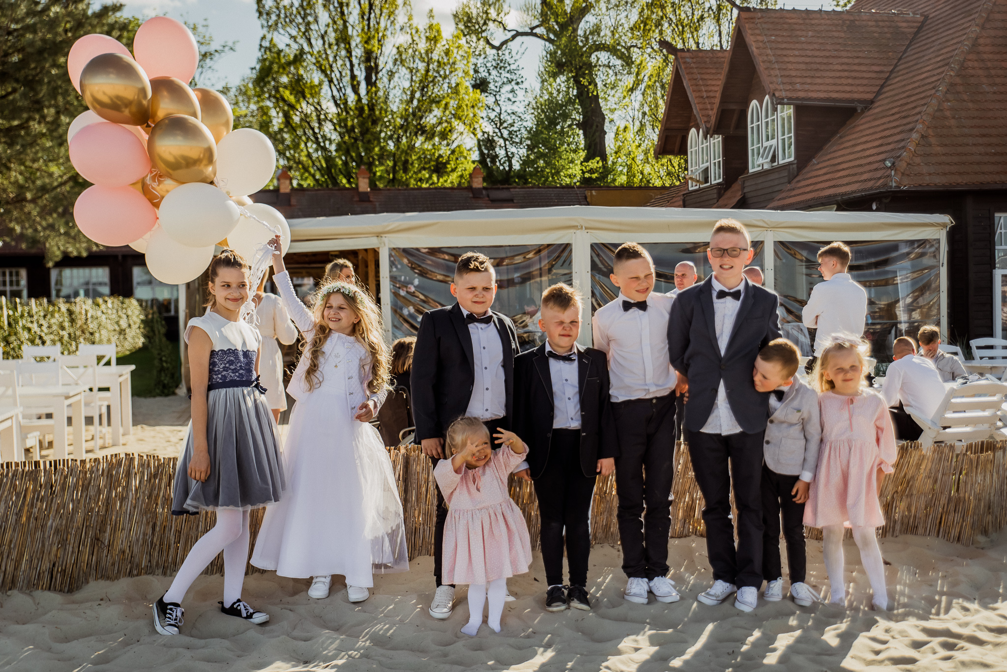zdjęcie grupowe dzieci na pierwszej komunii balony