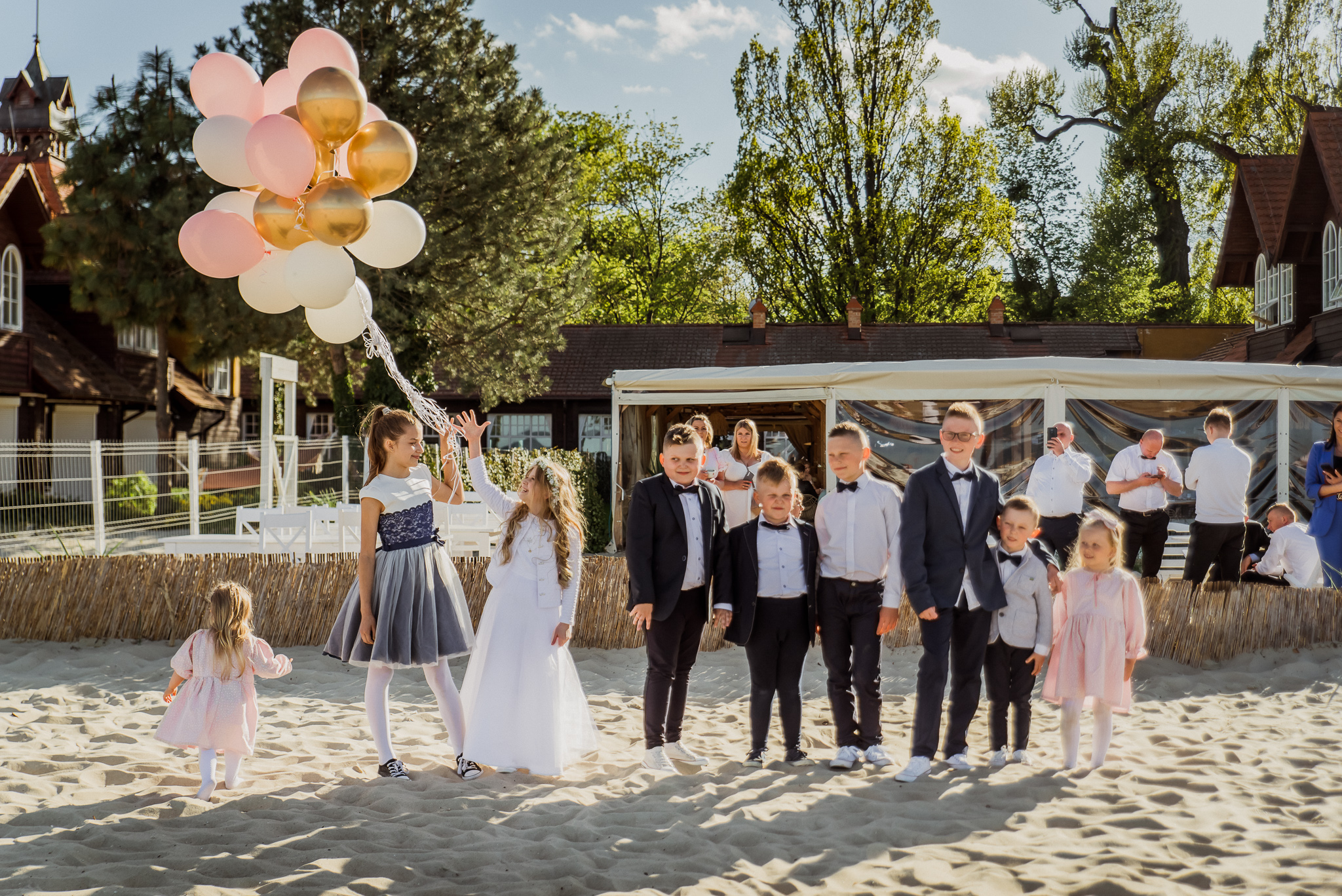 zdjęcie grupowe dzieci na pierwszej komunii balony