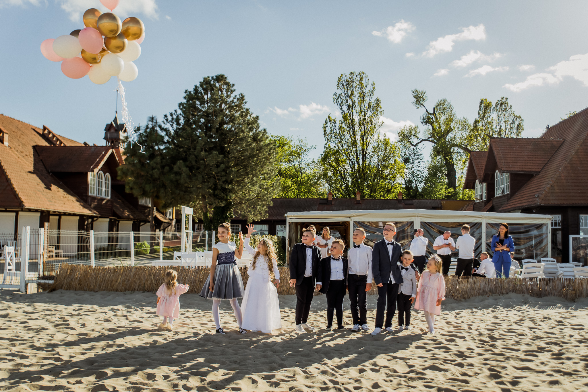 zdjęcie grupowe dzieci na pierwszej komunii balony