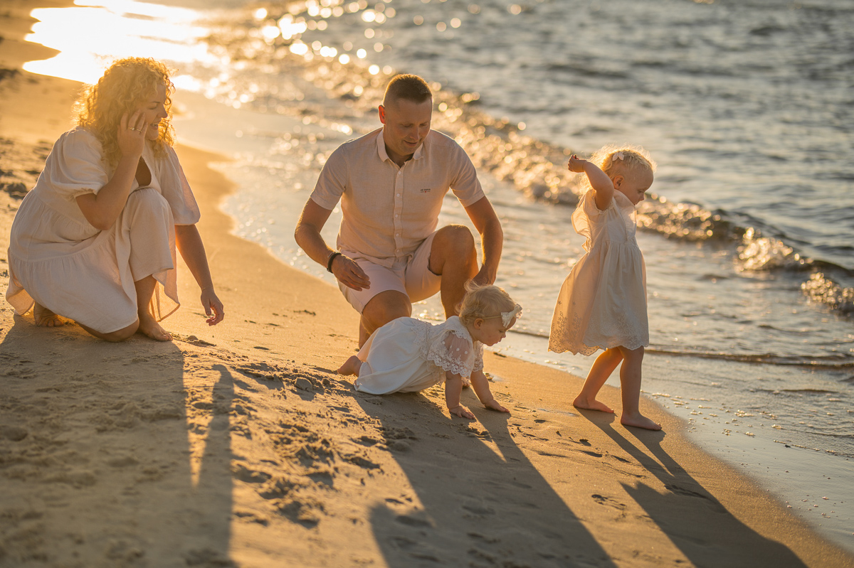 sesja rodzinna na plaży, sesja rodzinna nad morzem o zachodzie słońca, fotograf trójmiasto