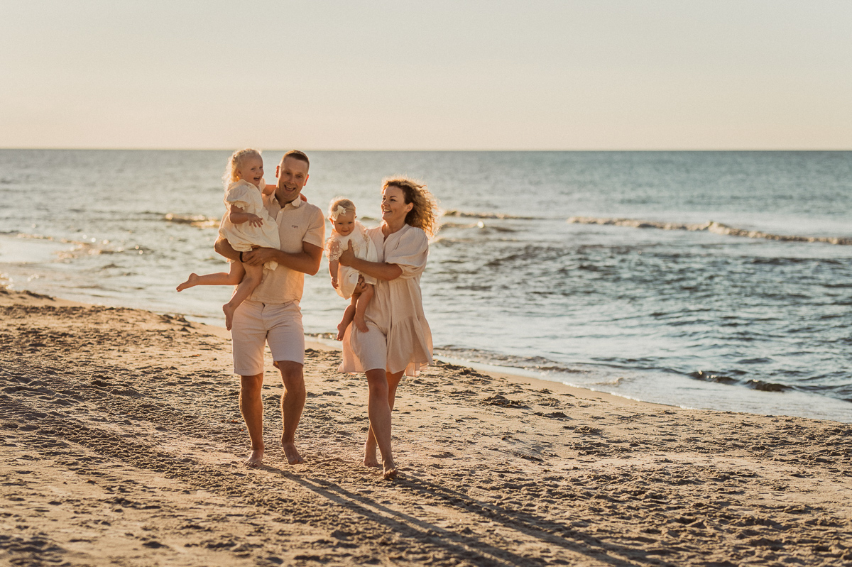 sesja rodzinna na plaży, sesja rodzinna nad morzem o zachodzie słońca, fotograf trójmiasto