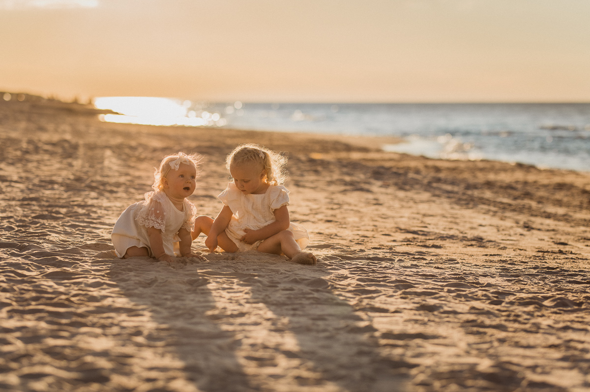 sesja rodzinna na plaży, sesja rodzinna nad morzem o zachodzie słońca, fotograf trójmiasto